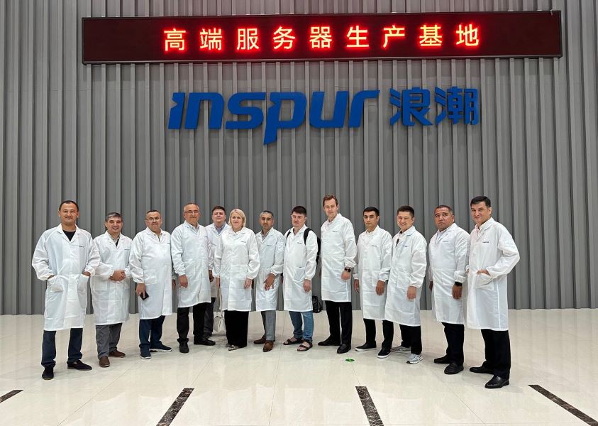 Узбекистанская делегация на заводе по производству серверов 